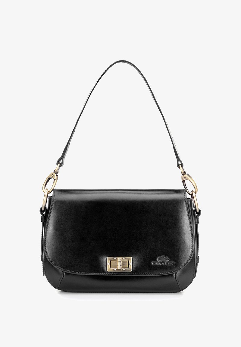 Bolsa de hombro de cuero negro con cierre de solapa, acentos de hardware en dorado, una textura suave y una correa desmontable. Presenta un emblema de logo.