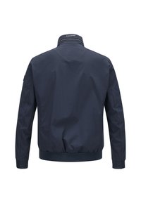 Marineblaue Bomberjacke mit hohem Kragen, elastischen Bündchen und Saum. Glatte Textur, minimalistisches Design, ohne sichtbare Logos oder Muster.