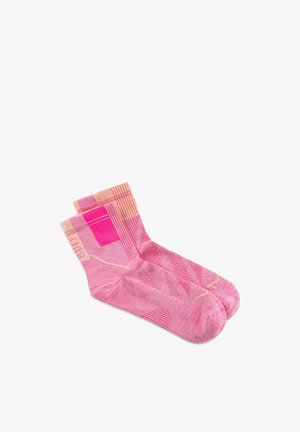 Paar pinkfarbene Knöchelsocken mit geometrischen Mustern in dunkleren und helleren Pinktönen, flach auf weißem Hintergrund ausgelegt.
