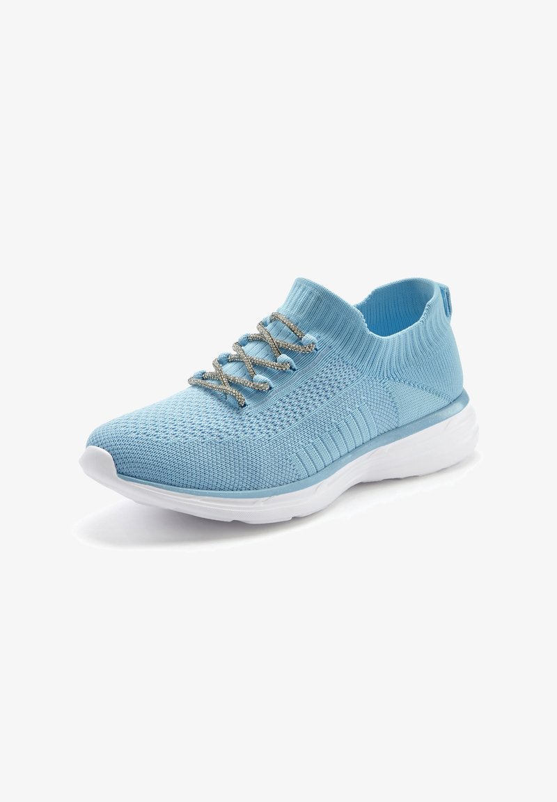 Helle blaue Sportschuhe mit einem gestrickten Obermaterial, geripptem Kragen, silbernen Schnürsenkeln und einer weißen Sohle; verfügen über eine strukturierte Oberfläche und ein leichtes Design.