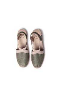 Espadrilles con toma verde intrecciata e cinturini in tessuto beige, dotate di suola piatta e suoletta in juta naturale. Logo del brand all'interno.