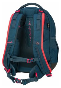 Blauer und roter Rucksack mit gepolsterten Schultergurten, einem Netzrückenpaneel, verstellbaren Schnallen und mehreren Fächern zur Aufbewahrung.
