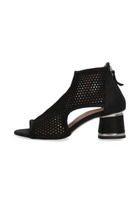 Schwarzer Offene-Schuhe mit einem Obermaterial aus Mesh, Ausschnittdesign und strukturiertem Absatz. Verfügt über einen Reißverschluss und ein metallisches Detail am Absatz.