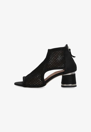 Schwarzer Offene-Schuhe mit einem Obermaterial aus Mesh, Ausschnittdesign und strukturiertem Absatz. Verfügt über einen Reißverschluss und ein metallisches Detail am Absatz.