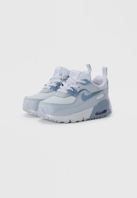 Nike Air Max superge v svetlo modri in modri barvi. Sintetični zgornji del, vezalni sistem, oblazinjen ovratnik in vidna zračna enota v podplatu. Teksturiran gumijast podplat.
