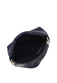 Navyblaue, strukturierte Stofftasche mit einem schwarzen Ledergriff und goldfarbener Hardware, die über einen Reißverschlussverschluss und ein geräumiges Innenfach verfügt.