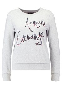 Felpa grigia con collo a girocollo, maniche lunghe e polsini a costine. Presenta un logo "Armani Exchange" lucido e multicolore sulla parte anteriore.