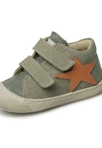 Scarpa in tessuto verde con due cinturini in Velcro, dotata di una stella in pelle marrone come dettaglio e suola in gomma texturizzata. Design a punta arrotondata.