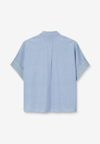 Short-sleeve shirt in light blue with white stripes. Features a collar, back pleat, and a boxy shape with contrasting cuffs. Cotton fabric.