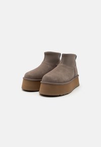 UGG CLASSIC MINI DIPPER - Platform ankle boots - smoke plume