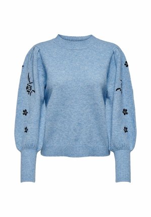Maglione azzurro chiaro realizzato in morbido tessuto a maglia. Presenta maniche a sbuffo con ricami floreali neri sulle braccia e polsini e orlo a coste.
