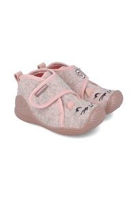 Pantofole grigie con dettagli rosa, caratterizzate da un design a forma di gatto con occhi e baffi ricamati, chiusura in Velcro e suole in gomma.