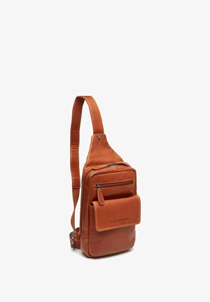 Borsa a tracolla in pelle marrone con finitura texturizzata, tracolla regolabile, tasca frontale con zip e tasca piatta. Ideale per un uso casual.
