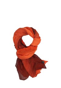 Écharpe texturée présentant des nuances d'orange et de rouge profond, avec un design plissé et des bords fluides ; comprend une petite étiquette de marque.