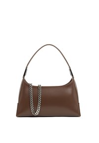 Borsa in pelle marrone con una forma curvata, caratterizzata da dettagli in catena argentata e una texture liscia. Design semplice con accenti minimi.