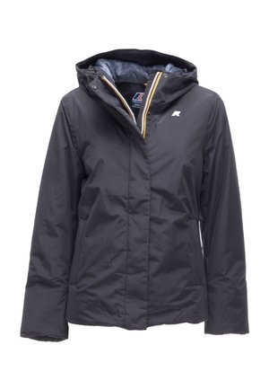 Giacca isolante nera con cappuccio, dotata di chiusura con zip, tasche laterali e rivestimento interno grigio chiaro. Logo discreto sul petto.