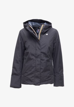 Giacca isolante nera con cappuccio, dotata di chiusura con zip, tasche laterali e rivestimento interno grigio chiaro. Logo discreto sul petto.