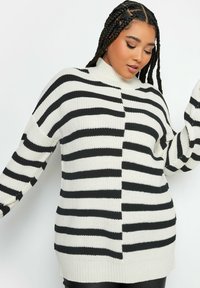 Schwarz-weißer gestreifter Strickpullover mit hohem Kragen, lockerer Passform und gerippten Bündchen. Verfügt über abwechselnd breite und schmale Streifen.