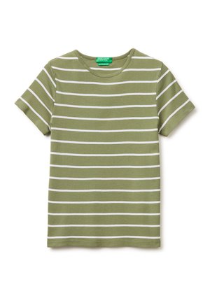 Grünes T-Shirt mit kurzen Ärmeln und rundem Ausschnitt, mit horizontalen weißen Streifen, mit dem Aufdruck United Colors of Benetton, flach auf weißem Hintergrund gelegt.