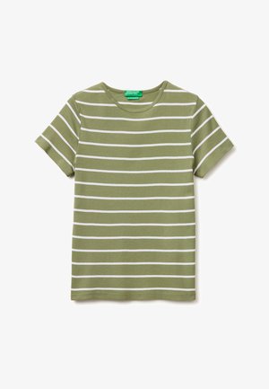 Zielona krótka koszulka z krótkim rękawem i okrągłym dekoltem, ozdobiona poziomymi białymi paskami, oznaczona marką United Colors of Benetton, rozłożona na białym tle.