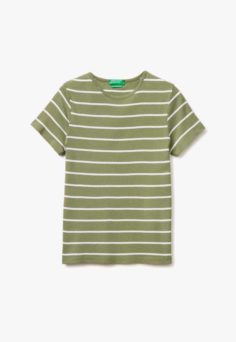 Zielona krótka koszulka z krótkim rękawem i okrągłym dekoltem, ozdobiona poziomymi białymi paskami, oznaczona marką United Colors of Benetton, rozłożona na białym tle.