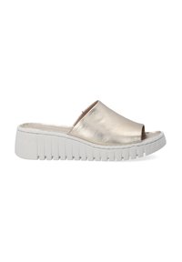 Metallic guld slide sandal med åben tå, der har en tekstureret hvid platformssål med vandrette riller. Enkel, minimalistisk design.
