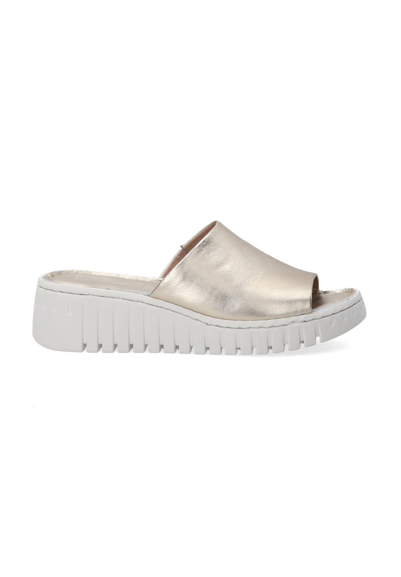 Metallic guld slide sandal med åben tå, der har en tekstureret hvid platformssål med vandrette riller. Enkel, minimalistisk design.