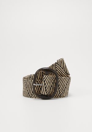 Gevlochten zwart-beige riem met een grote donkere ovale gesp, opgerold tegen een egale lichte achtergrond.
