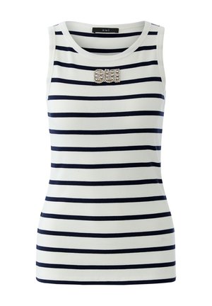 Weißes ärmelloses, geripptes Oberteil mit horizontalen marineblauen Streifen und einer dekorativen Rhinstein-Brosche mit der Aufschrift "Oui" nahe dem Kragen.