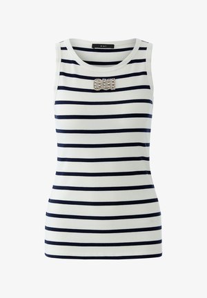 Weißes ärmelloses, geripptes Oberteil mit horizontalen marineblauen Streifen und einer dekorativen Rhinstein-Brosche mit der Aufschrift "Oui" nahe dem Kragen.