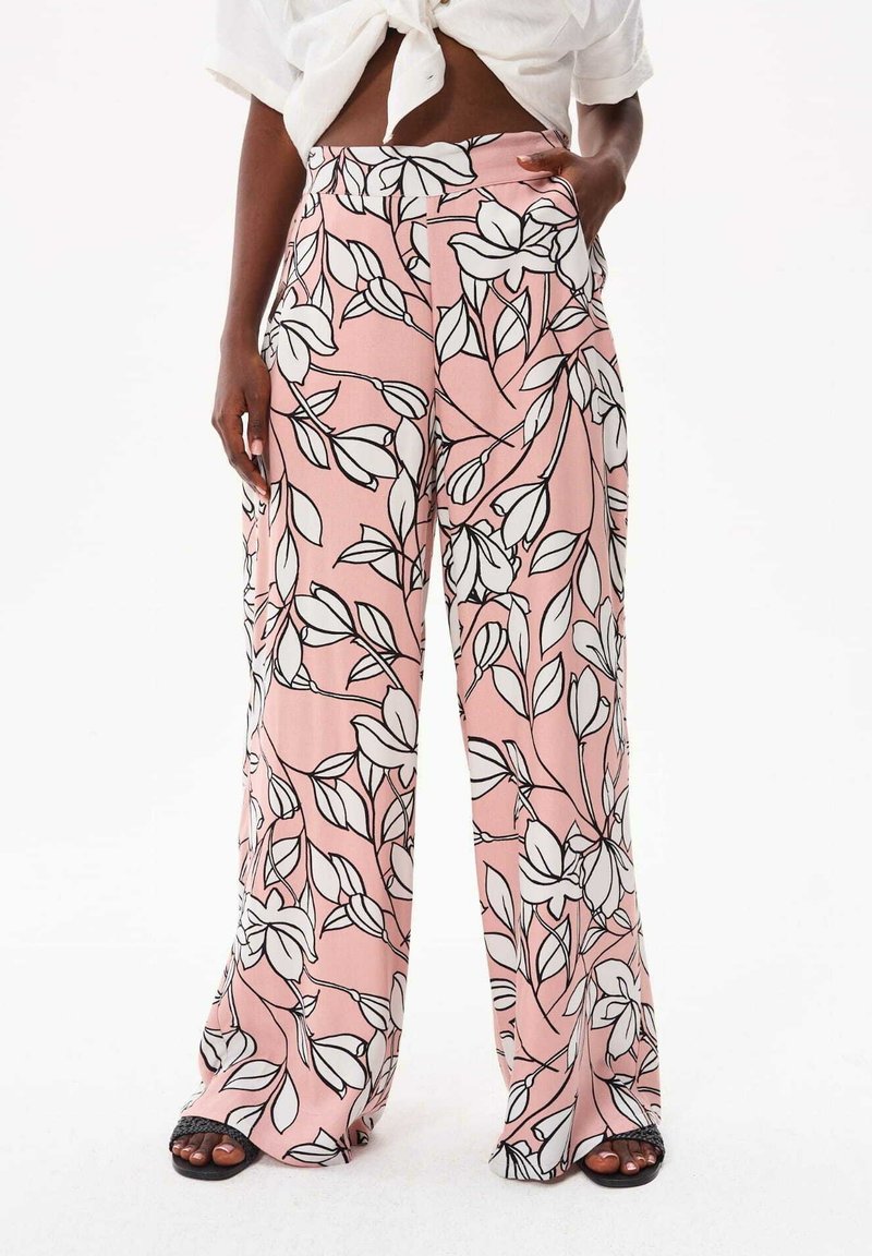 Różowe spodnie typu wide-leg z czarno-białym kwiatowym wzorem. Wykonane z lekkiego materiału, z wysokim stanem i luźnym krojem.