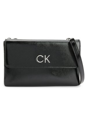 Bolso bandolera rectangular negro con superficie texturizada, logo CK plateado centrado en la solapa frontal y correa delgada a juego.