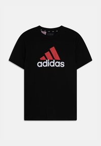 Camiseta de algodón negra con cuello redondo, con un gran logo blanco de Adidas y rayas de acento rojas en la parte delantera. Manga corta.