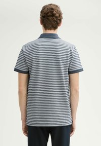 Gestreepte poloshirt in marineblauw en grijs, met korte mouwen en een geribde kraag. Gemaakt van een textuur gebreide stof.