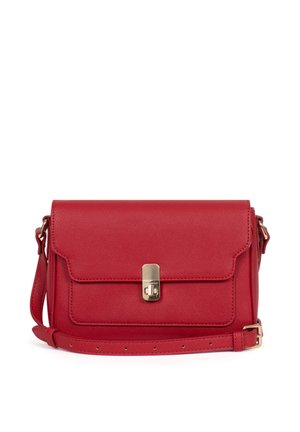 Borsa a tracolla in pelle rossa con pattina frontale, chiusura dorata e tracolla regolabile, posata su sfondo bianco.