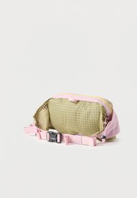 Ροζ απαλό και ελιάς πράσινο τσαντάκι μέσης με επενδυμένη πίσω πλευρά, δίχτυ στα πλάγια, κλείσιμο με φερμουάρ και ρυθμιζόμενο λουράκι με αγκράφα σε λευκό φόντο.