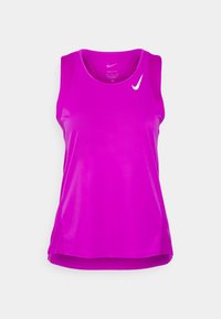 Lilla Nike tanktop lavet af glat, fugtafvisende stof med rund halsudskæring og små slidser i siderne. Har en hvid logo på brystet.