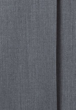 Tissu gris avec une texture tissée fine et un subtil éclat. Surface lisse avec une couleur uniforme, sans motifs ni accents distincts.