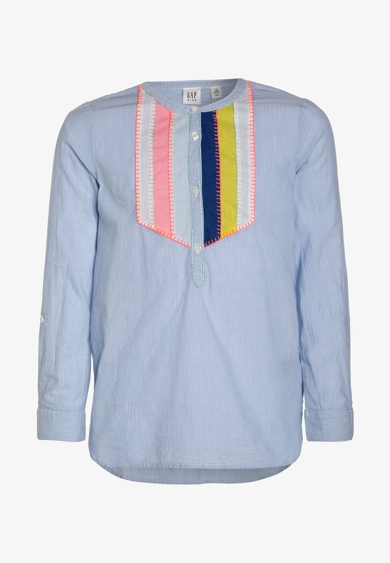 Chemise enfant à manches longues rayée bleu clair avec col rond, patte de boutonnage et patchs rayés multicolores verticaux sur le devant.