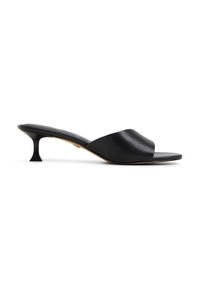 Sandalia con tiras anchas de cuero negro, con punta afilada y un diseño de tacón triangular único. Textura suave, estilo minimalista.