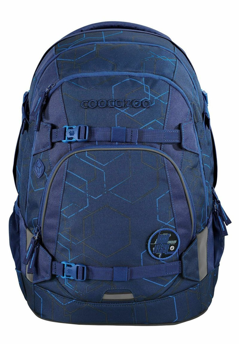 Dunkelblauer Rucksack mit geometrischem Muster, ausgestattet mit verstellbaren Tragegurten, mehreren Reißverschlussfächern und Logodetail auf der Vorderseite.