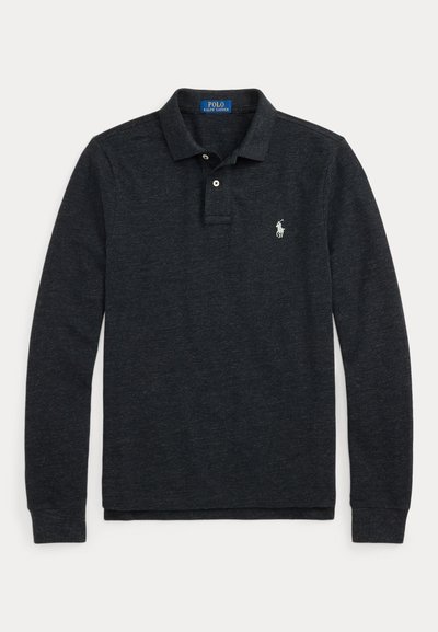 Tamsiai pilki marškinėliai-polo ilgomis rankovėmis su apykakle, dviem sagomis ir baltu siuvinėtu Polo Ralph Lauren logotipu kairėje krūtinės pusėje.