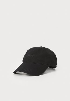 Cappellino da baseball in cotone nero con visiera curvata, dotato di un sottile logo ricamato sul fronte e sei occhielli di ventilazione sulla parte superiore.