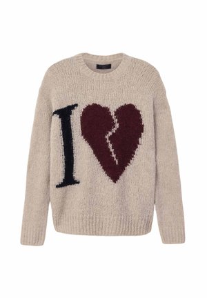 Pull beige en tricot avec un "I" noir et un cœur bordeaux en motif. Col rond avec poignets et ourlet côtelés. Texture douce.