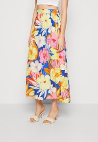 Kukkakuvioinen midi-hame sinisellä taustalla, jossa on suuria keltaisia, vaaleanpunaisia ja vihreitä kukkia. Kumihihnat ja kevyttä kangasta.