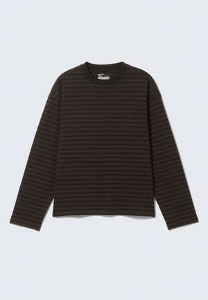 Μαύρο και σκουρό καφέ πουκάμισο με οριζόντιες ρίγες και μακριά μανίκια, με στρογγυλή λαιμόκοψη, τοποθετημένο επίπεδα σε λευκό φόντο.