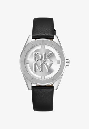 Silberner Edelstahlchronograph mit schwarzem Lederarmband, versehen mit einem runden Ziffernblatt und einem erhöhten DKNY-Logo. Die Stundenmarkierungen sind rechteckig.