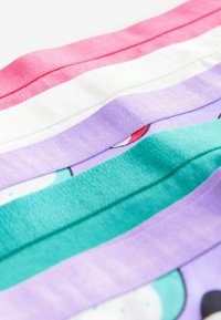 Strisce di tessuto multicolore in rosa, bianco, lilla chiaro e verde acqua, con una texture liscia e un allineamento orizzontale ben definito, che suggeriscono un design giocoso.