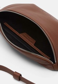 Clutch di pelle marrone con finitura texturizzata, chiusura con zip e interno nero dotato di una piccola fessura per carte e compartimento piatto.