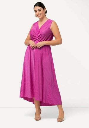 Fuksia laukku maxi-mekko, jossa on syvä V-pääntie ja hihaton malli; sisältää kerrostetun vyötärön ja korkean matalan helman. Sileä, kevyt kangas.